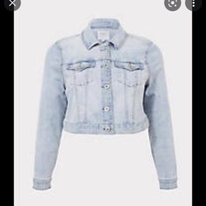 Light wash crop denim trucker jacket